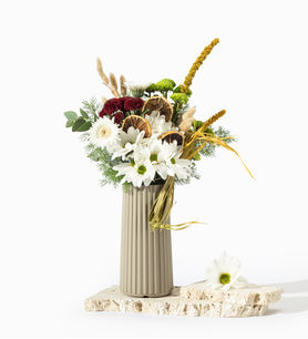 Bej Vazoda Beyaz Papatyalar ve Krizantemler